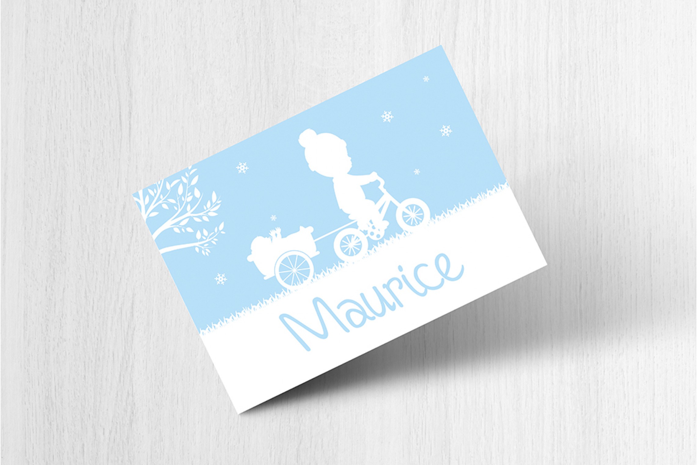 Grote broer op fietsje in winter